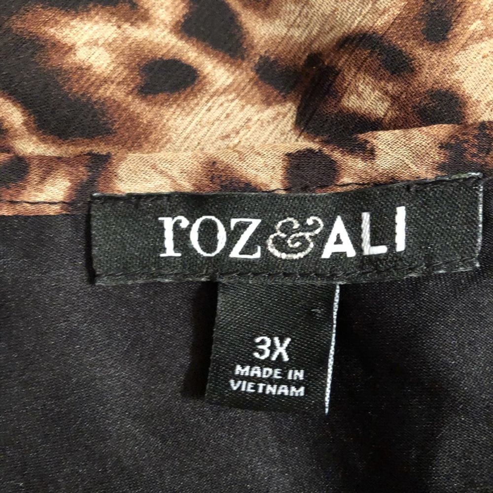 Roz & Ali sheer overlay leopard top 3X - Picture 3 of 6